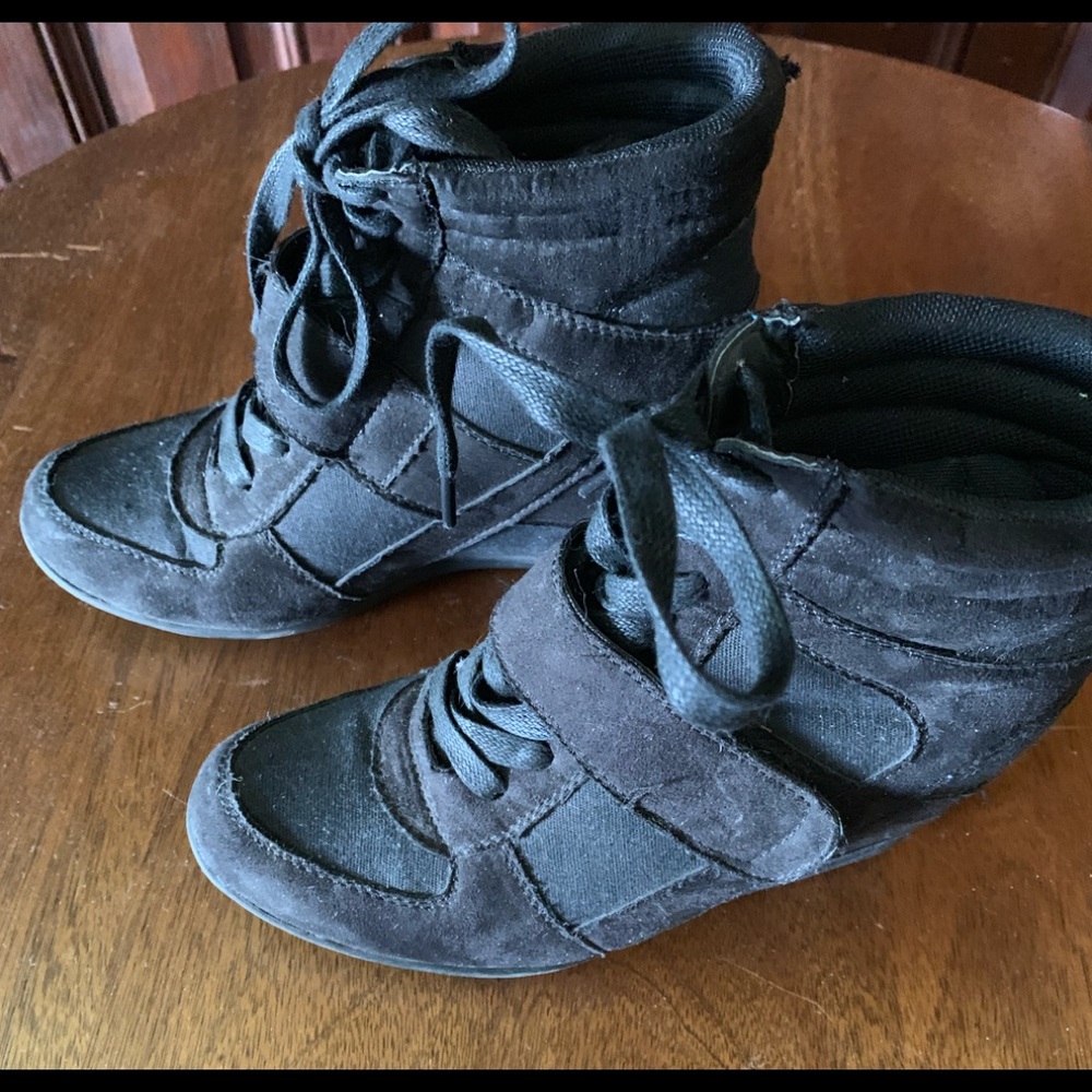 Women’s black heeled athletic shoe